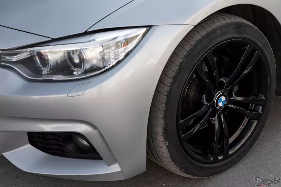 BMW 4 GC. Оклейка оконных молдингов и крыши в черный глянец. Окрас накладок зеркал и дисков в черный глянец!